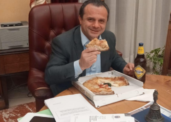 Il tira e molla di Cateno De Luca: revocate e riannunciate le dimissioni