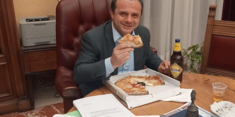 Il tira e molla di Cateno De Luca: revocate e riannunciate le dimissioni