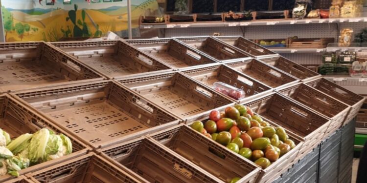 Scaffali vuoti nei supermercati e l’ombra della guerra in Ucraina