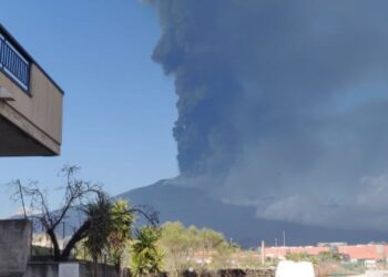 L’Etna non smette di fumare. Aeroporto chiuso