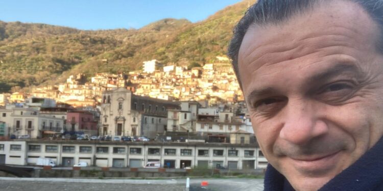 De Luca: “Se il popolo lo vorrà qui c’è il sindaco di Sicilia”