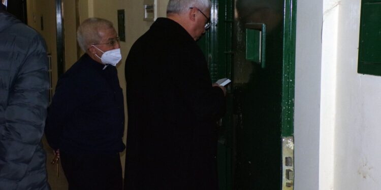 Mons. Luigi Renna incontra i detenuti del carcere di Piazza Lanza