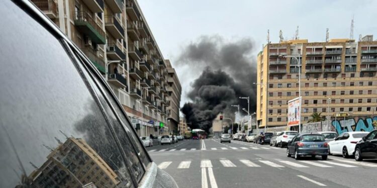 Catania: in Corso Sicilia incendio di un’auto