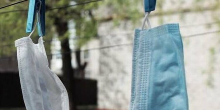 Mascherine al chiuso anche a maggio?