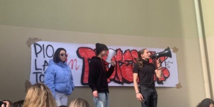 Palermo: protesta studenti, dirigente chiama la Digos