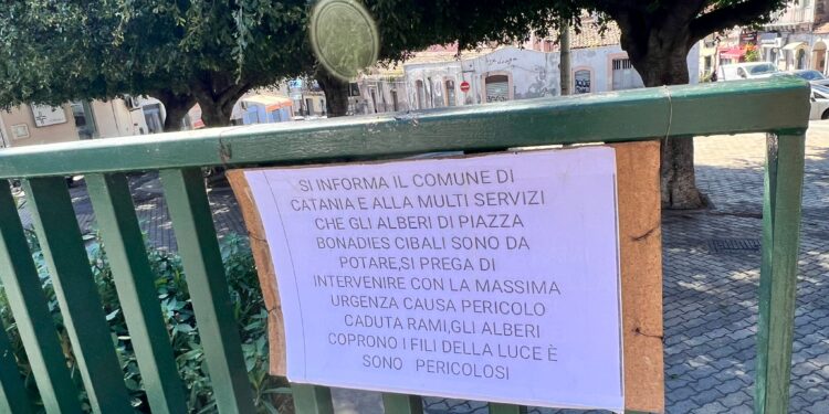 Catania: cartelli di protesta in piazza Bonadies