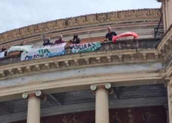 Lavoratori Almaviva sul tetto del teatro Politeama