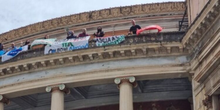 Lavoratori Almaviva sul tetto del teatro Politeama