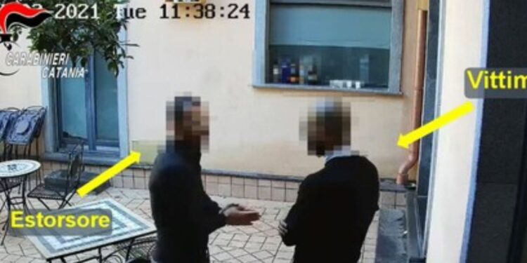 Catania: arrestato 34enne per estorsione