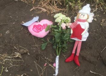 Biglietto accanto la buca dell’uccisone della piccola Elena