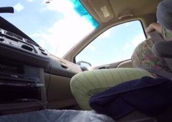 Ha partorito in macchina, vicino alla caserma dei carabinieri