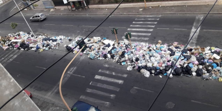 Emergenza rifiuti, c’é chi aderisce al gruppo misto e chi richiede l’intervento da Roma