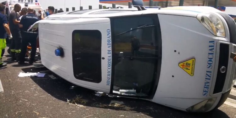 E’ di 4 feriti il bilancio di un’incidente di un auto della Misericordia sulla Ss 121