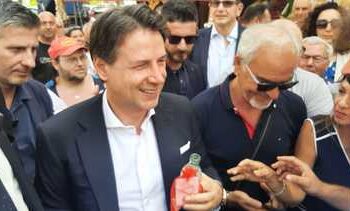Conte acclamato dalla gente di Borgo Vecchio a Palermo