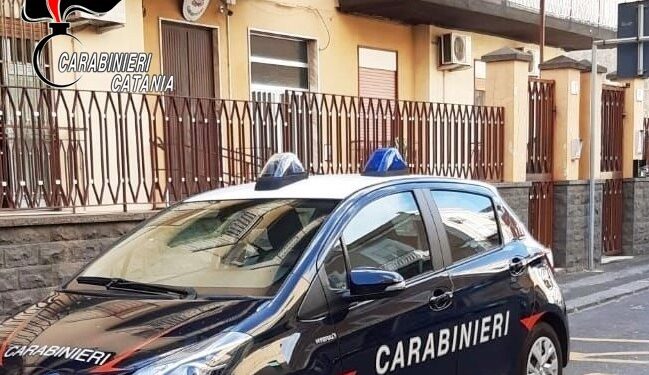 Catania: massacra di botte la compagna per gelosia