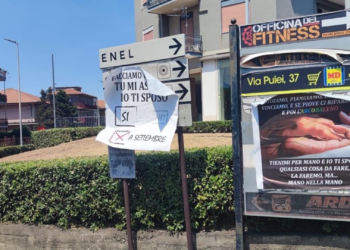 Paesi Etnei, manifesti d’amore ricoprono la cartellonistica stradale