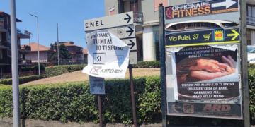 Paesi Etnei, manifesti d’amore ricoprono la cartellonistica stradale