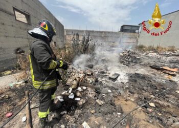 Catania: incendio di sterpaglie in via Acquicella Porto
