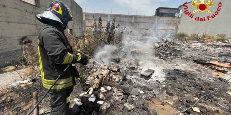 Catania: incendio di sterpaglie in via Acquicella Porto