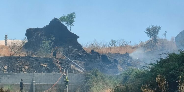 Vasto incendio di rifiuti a Lineri