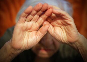 Legavano anziani a letto e li sedavano. Indagate 6 persone a Palermo