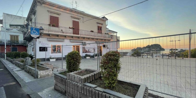 Il Balcone di Trezza transennato da nove anni