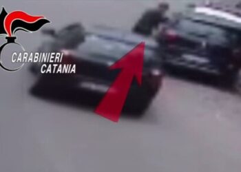 In meno di 20 secondi rubano auto a Catania