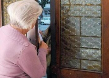 Prima conquistava la fiducia degli anziani e poi li derubava: in manette una donna di 44 anni