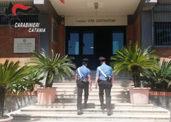 Rubano 9 bottiglie di alcolici in un supermercato di Acireale: arrestate due donne