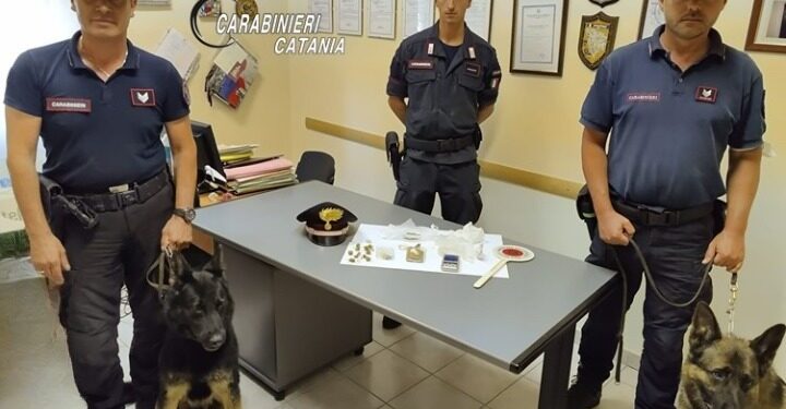 Nascondeva nella sua abitazione 70 grammi di hashish e 20 di marijuana