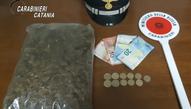 Spacciavano a Librino: in manette un 68enne e un giovane di 22 anni