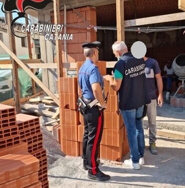 Rubano 9 bottiglie di alcolici in un supermercato di Acireale: arrestate due donne