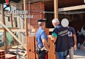 Rubano 9 bottiglie di alcolici in un supermercato di Acireale: arrestate due donne