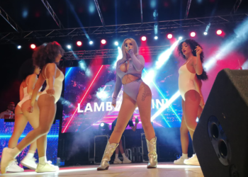 Boom di presenze per Elettra Lamborghini ad Adrano – VIDEO