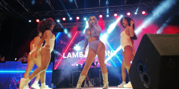 Boom di presenze per Elettra Lamborghini ad Adrano – VIDEO