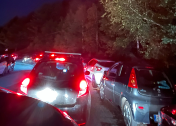 L’incubo verso l’Etna: parcheggio selvaggio, code infinite e posteggiatori abusivi – VIDEO