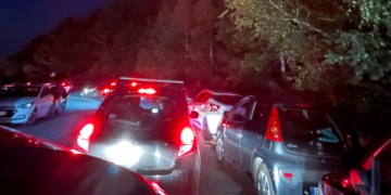 L’incubo verso l’Etna: parcheggio selvaggio, code infinite e posteggiatori abusivi – VIDEO