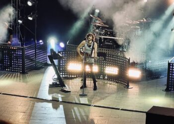 Ermal Meta incanta Zafferana Etnea. Balla e canta con i suoi fans