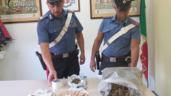 Coordinava pusher e spacciava: arrestato 26enne catanese