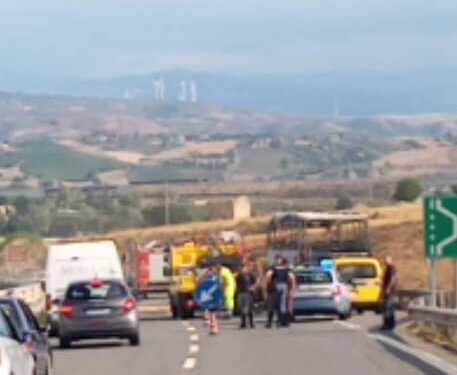 In fiamme un pullman sulla A2, sul quale viaggiava un gruppo di siciliani