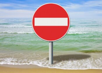 Divieto di balneazione a Capomulini a “Fine baia”