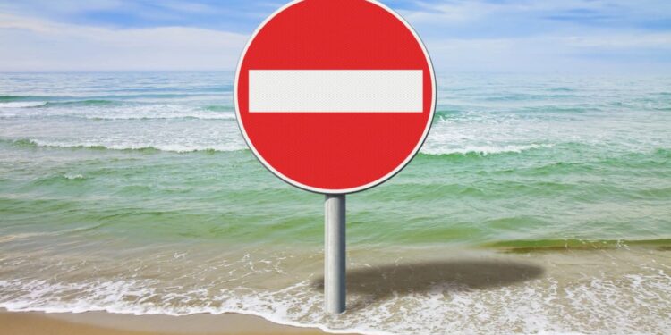 Divieto di balneazione a Capomulini a “Fine baia”