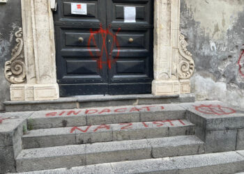 Scritte e simboli no vax imbrattano il portone della Cgil di Catania