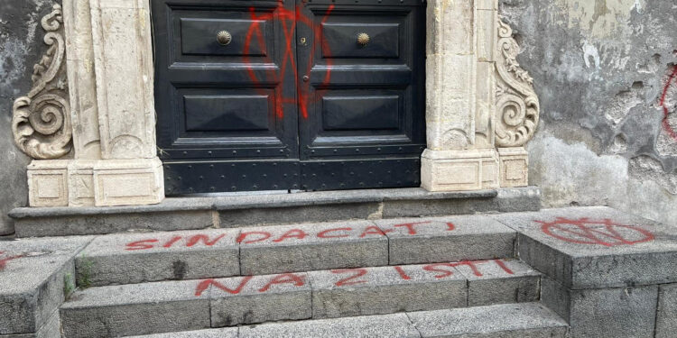 Scritte e simboli no vax imbrattano il portone della Cgil di Catania