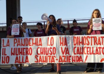 Test di medicina: protesta dei militanti Fronte della gioventù comunista