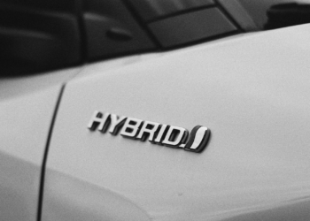 Automobili: gli italiani preferiscono l’ibrido, ma 2 su 3 non ne sanno abbastanza