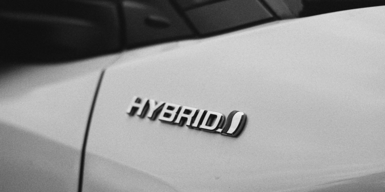 Automobili: gli italiani preferiscono l’ibrido, ma 2 su 3 non ne sanno abbastanza