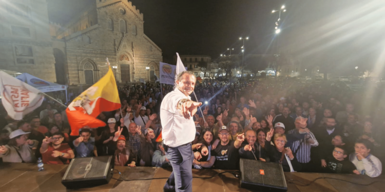 Regionali, De Luca a Messina: “La nostra è una rivolta di popolo”