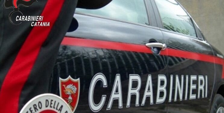 Picchia il compagno della madre: arrestato 27enne