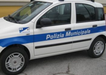 Garage abusivi diventano deposito di motorini rubati: denunce a Gravina di Catania